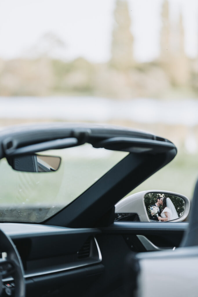 Reflet des mariés dans une Porsche au Luxembourg