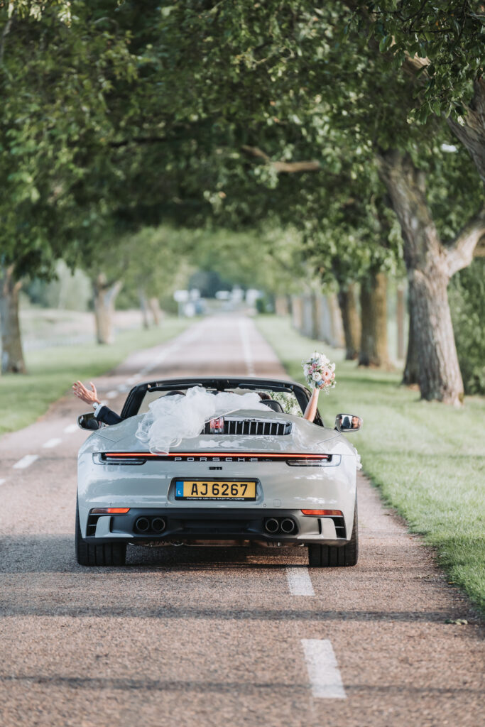 Les mariés du Luxembourg qui partent en Porsche vers leur mariage