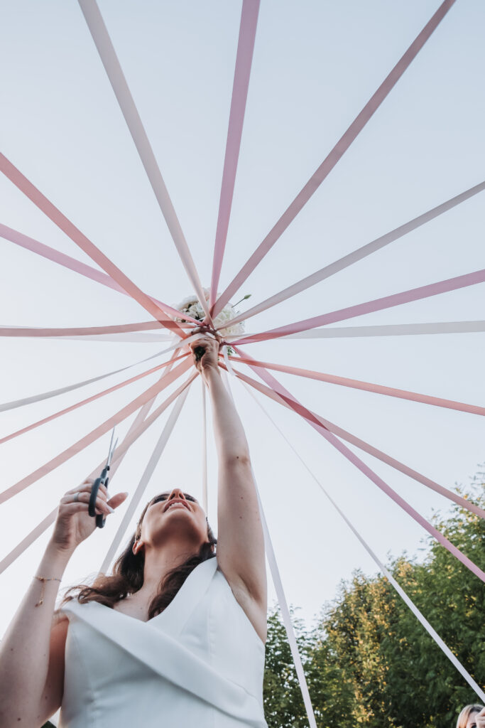 Le jeu des rubans pour le bouquet de la mariée au Luxembourg