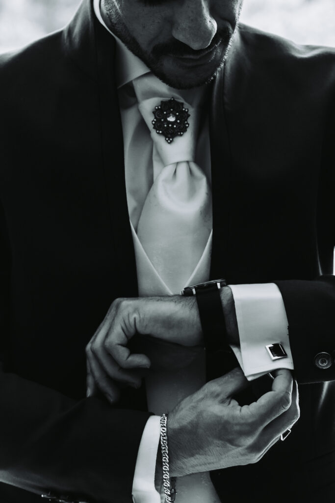 Le marié remet ses boutons de manchette à Forbach