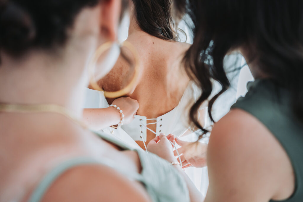 Les témoins ferment la robe de la mariée à Creutzwald