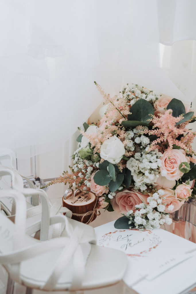 Détails du bouquet de la mariée, ses chaussures et les faire-part à Saint-Avold