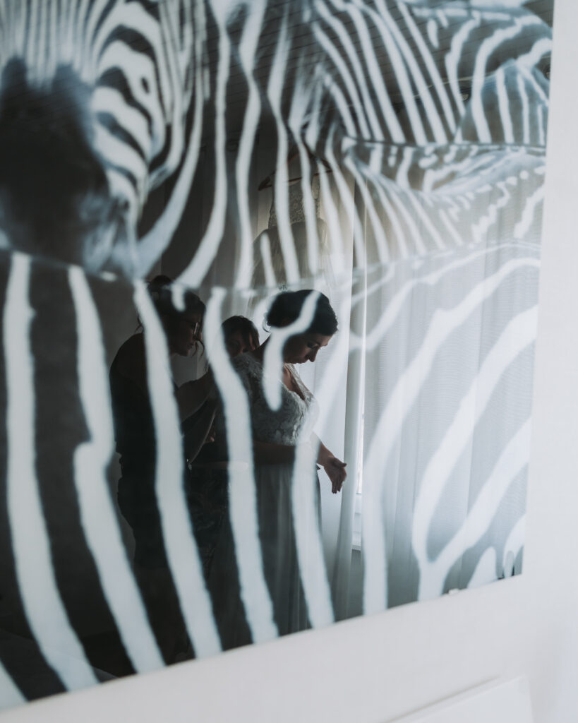 Le reflet d'une mariée dans un cadre photo à Saint-Avold