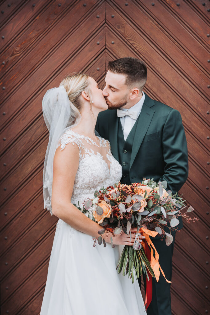 Couple de mariés qui s'embrassent à Hombourg Haut