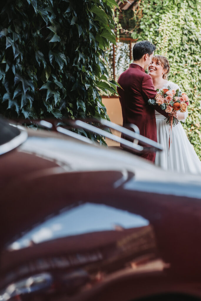 un photographe discret qui capture les regards d'un couple de mariés