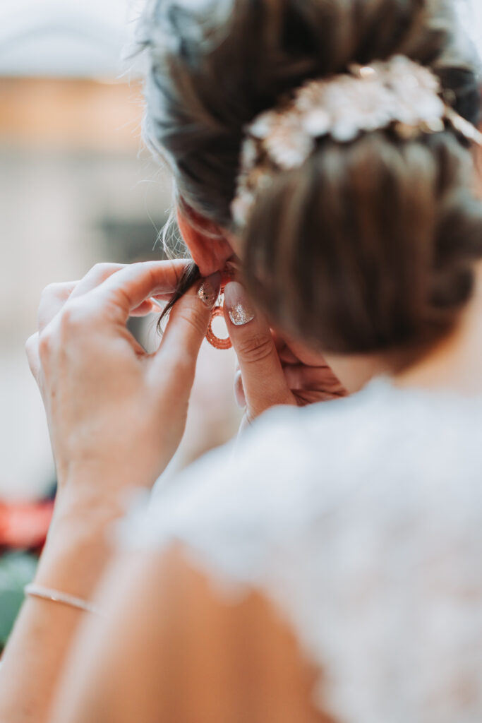 La mariée met ses boucles d'oreille à Saint-Avold