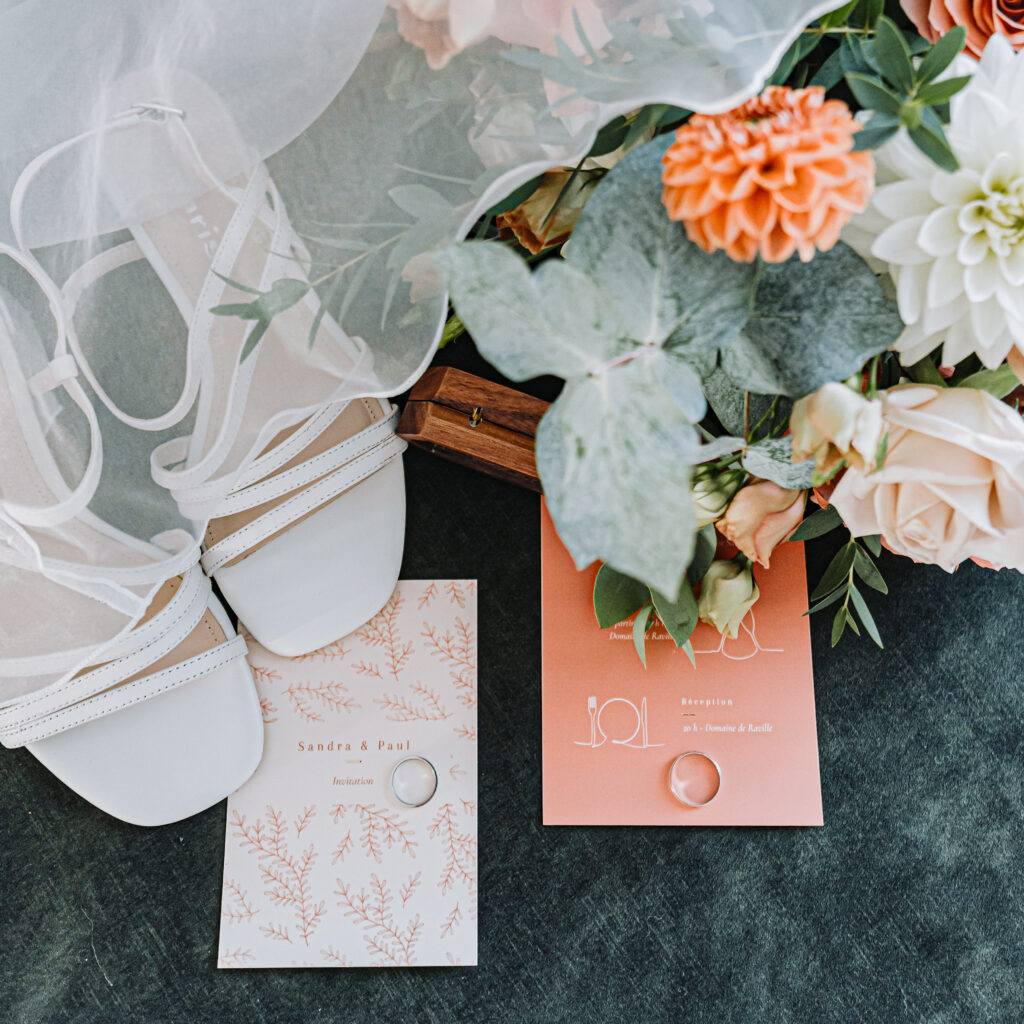 Bouquet de la mariée, chaussures, alliances et robe