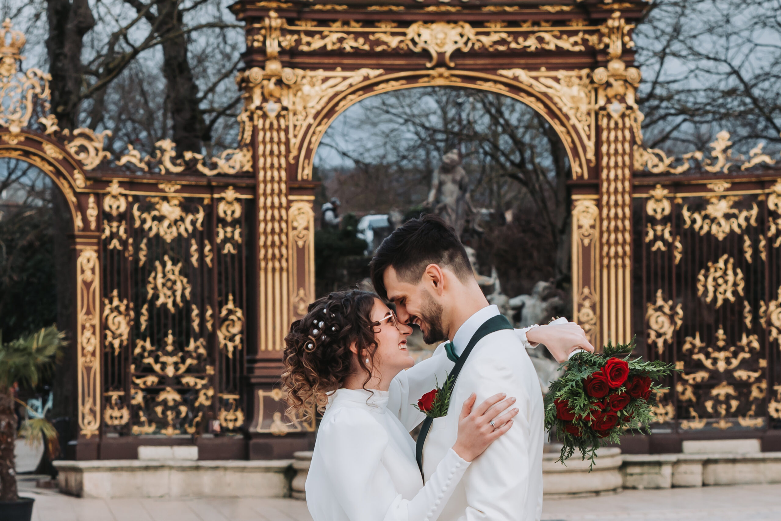 Couple de mariés sur la place Stanislas de Nancy