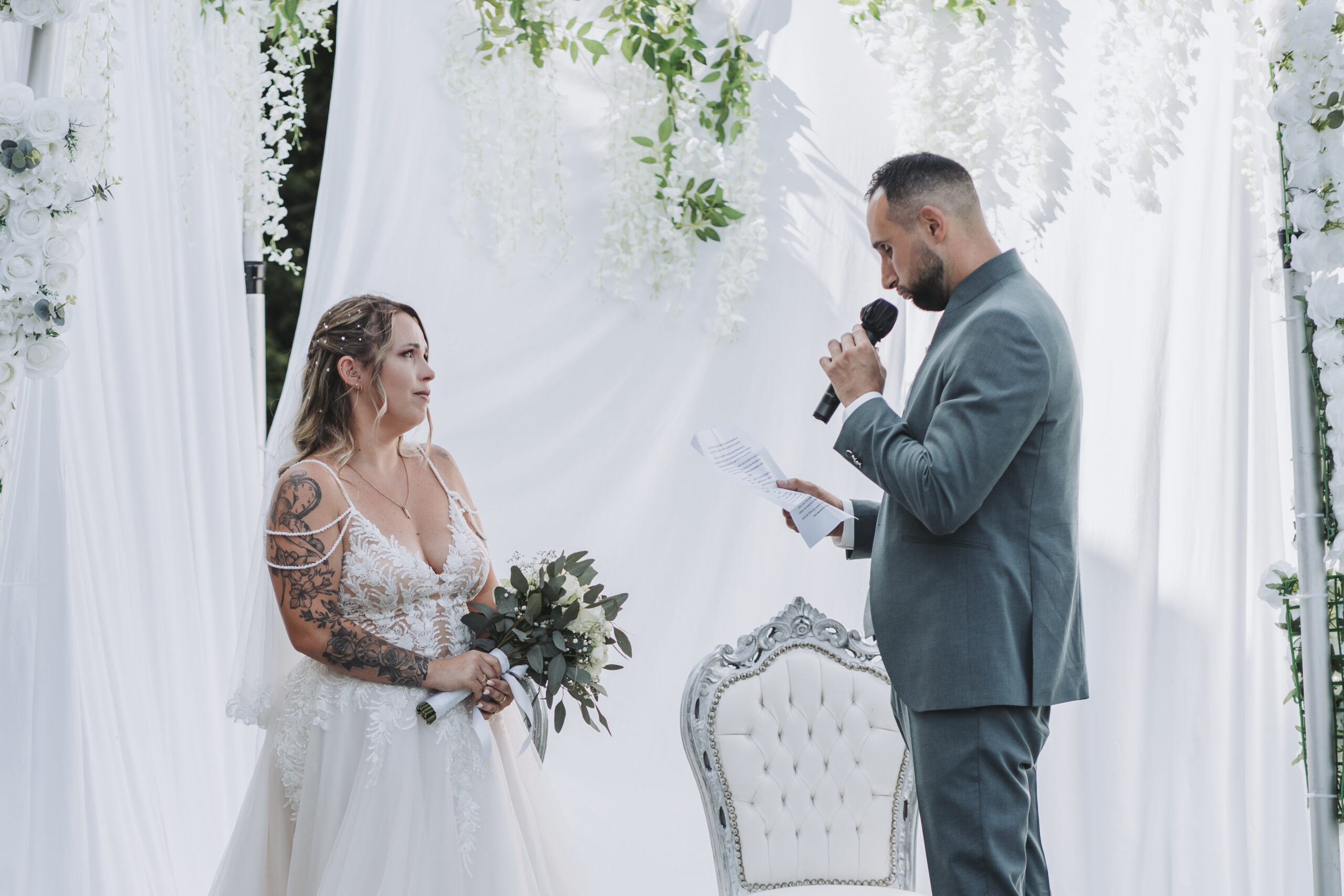 couple de mariés émus aux larmes proche Luxembourg